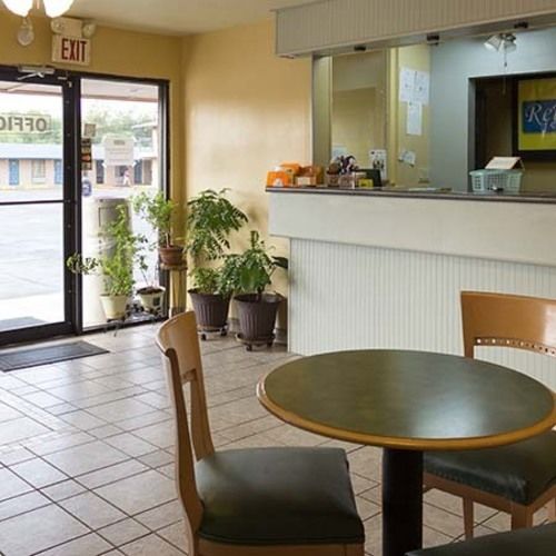 מוטל Regency Inn & Suites