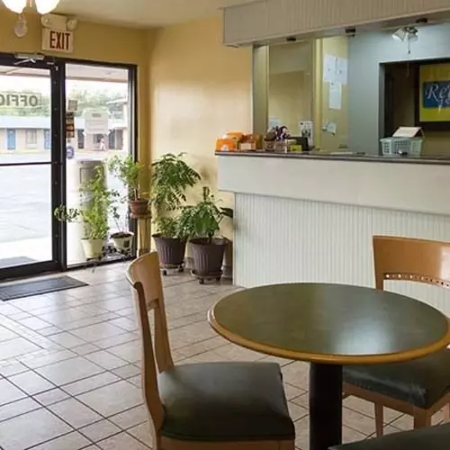 モーテル Regency Inn & Suites