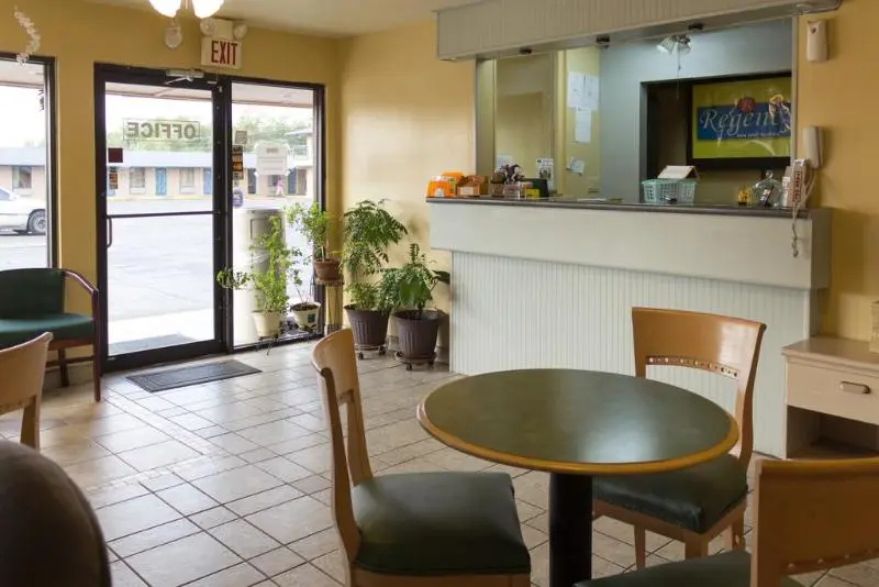 モーテル Regency Inn & Suites