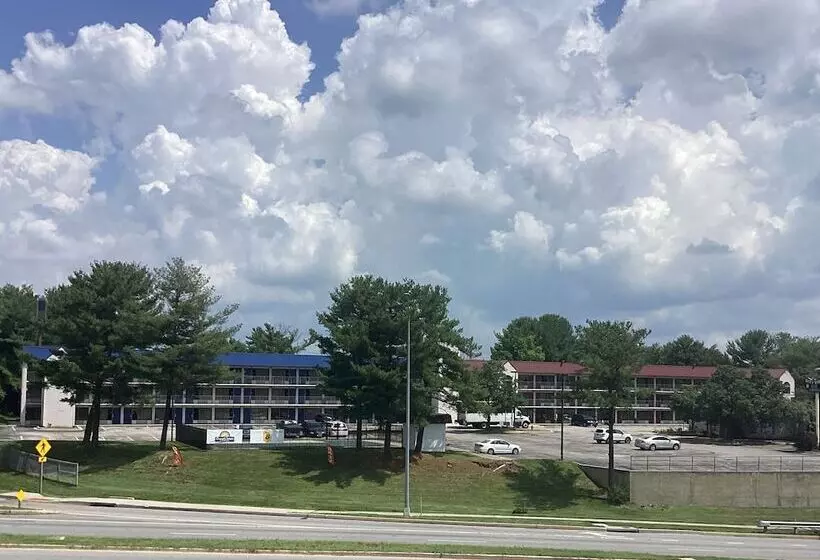 Hotelli Super 8 By Wyndham Baltimore Northwest