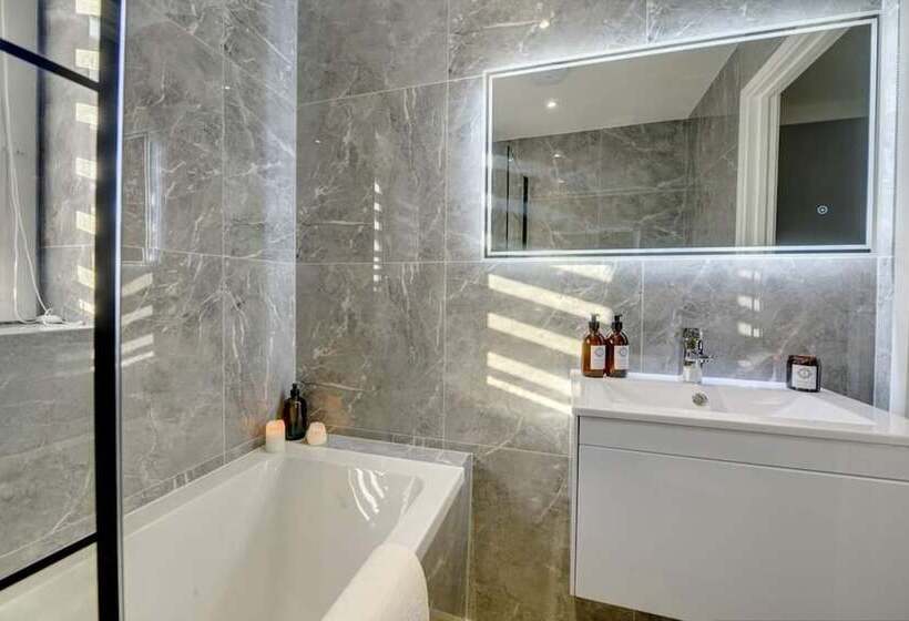 إقامة Stylish 2 Bed House With Parking In Rugby