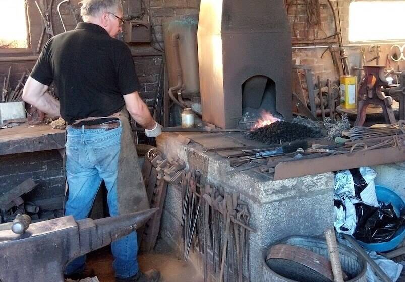 민박 Sandhurst Farm Forge