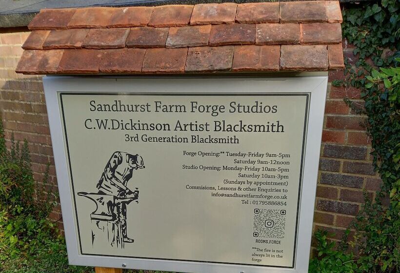 민박 Sandhurst Farm Forge
