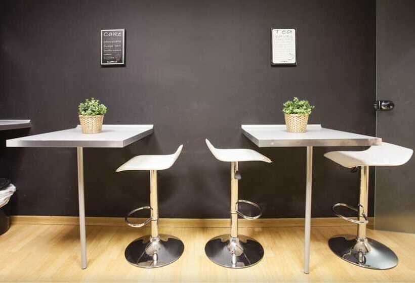 Holidaysbcn Hostel