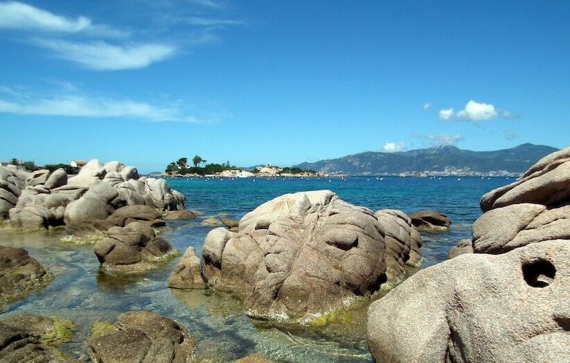 בית מלון כפרי Hôtel De Porticcio