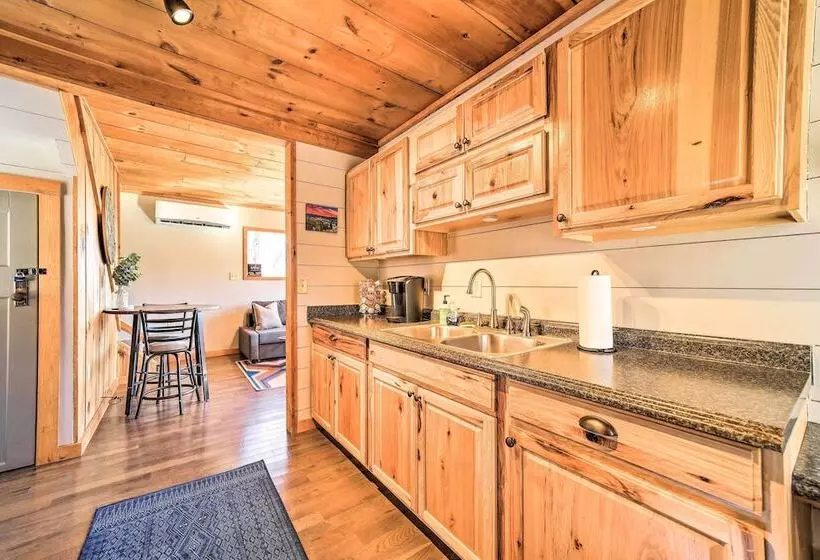 Blue Sky Cottage:  Romantic Retreat W/ Mtn Views!