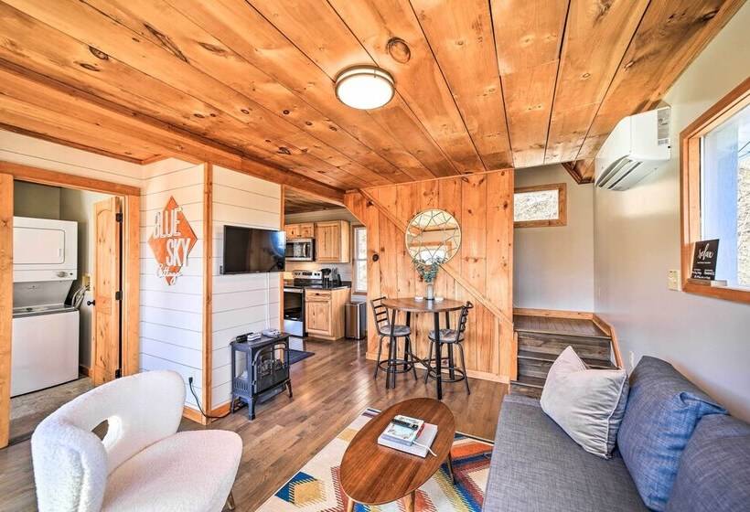 Blue Sky Cottage:  Romantic Retreat W/ Mtn Views!