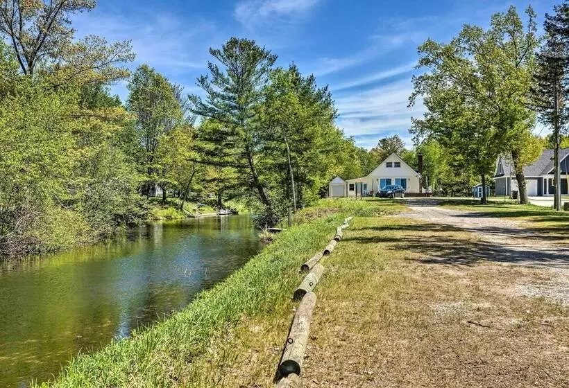 Breezy Silver Lake Getaway: Fishing Dock, Grill!
