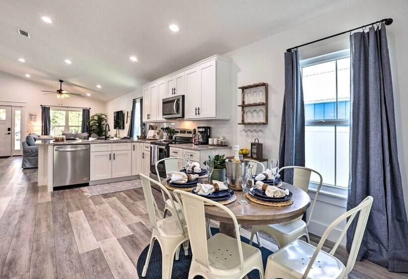 Charming Florida Retreat < Half Mile To Beach!