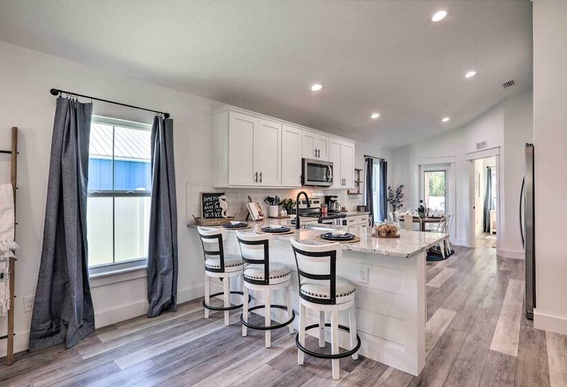 Charming Florida Retreat < Half Mile To Beach!