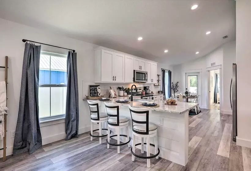 Charming Florida Retreat < Half Mile To Beach!