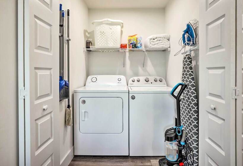 Charming Florida Retreat < Half Mile To Beach!