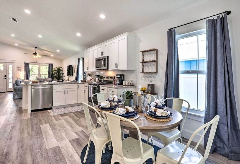 Charming Florida Retreat < Half Mile To Beach!