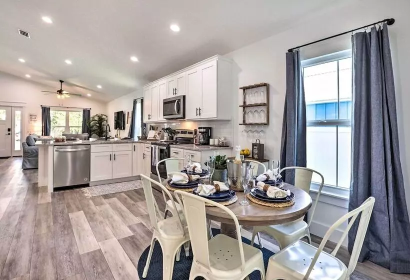 Charming Florida Retreat < Half Mile To Beach!