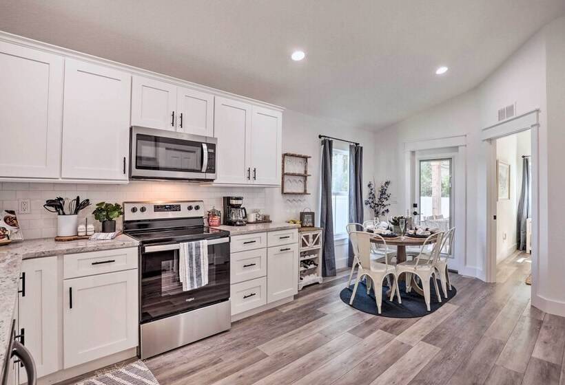 Charming Florida Retreat < Half Mile To Beach!