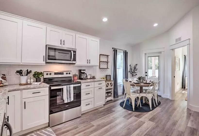 Charming Florida Retreat < Half Mile To Beach!