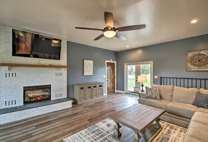 Chic Ste Genevieve Home W/ Nice Interior Amenities