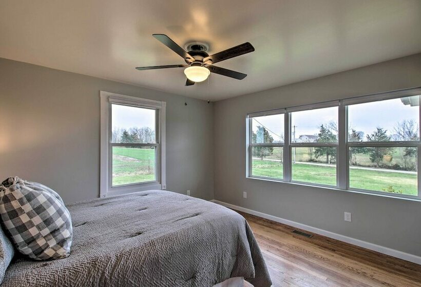 Chic Ste Genevieve Home W/ Nice Interior Amenities