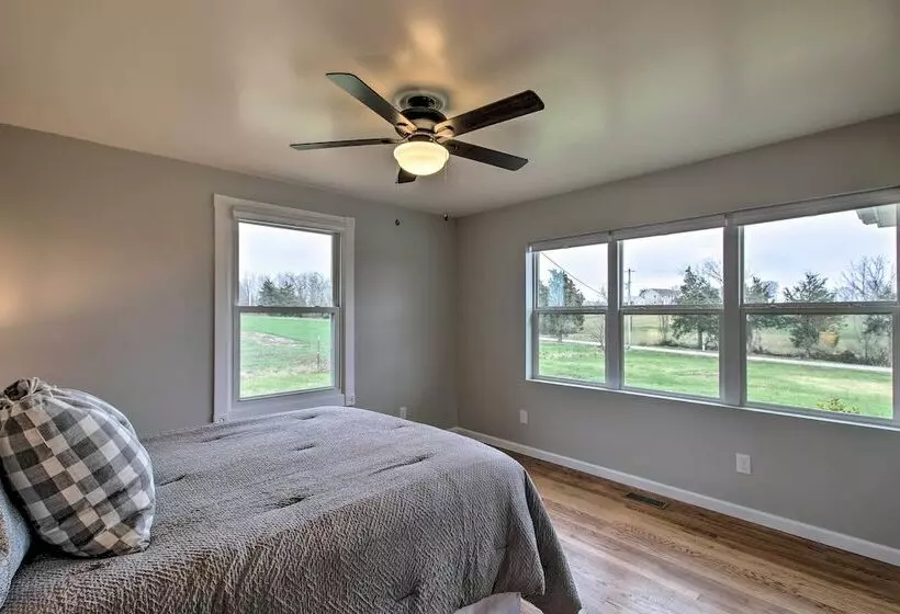 Chic Ste Genevieve Home W/ Nice Interior Amenities