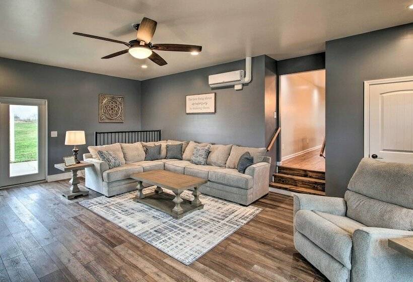 Chic Ste Genevieve Home W/ Nice Interior Amenities