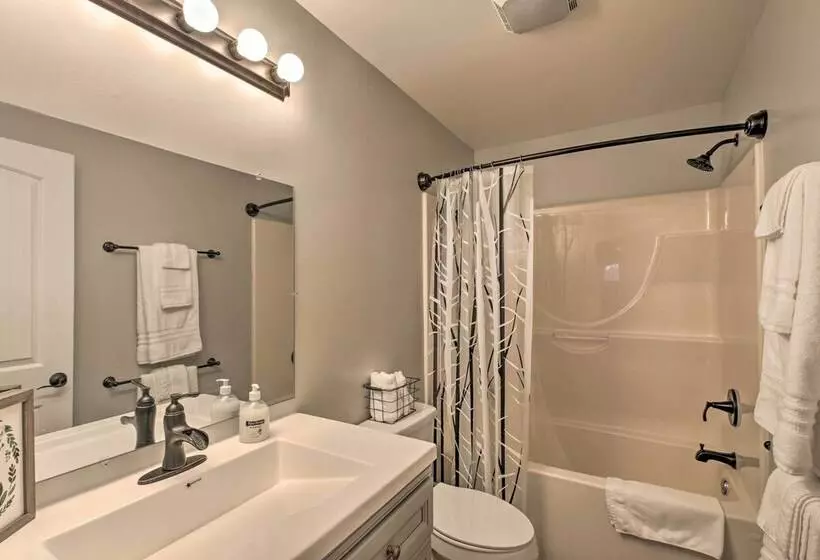 Chic Ste Genevieve Home W/ Nice Interior Amenities