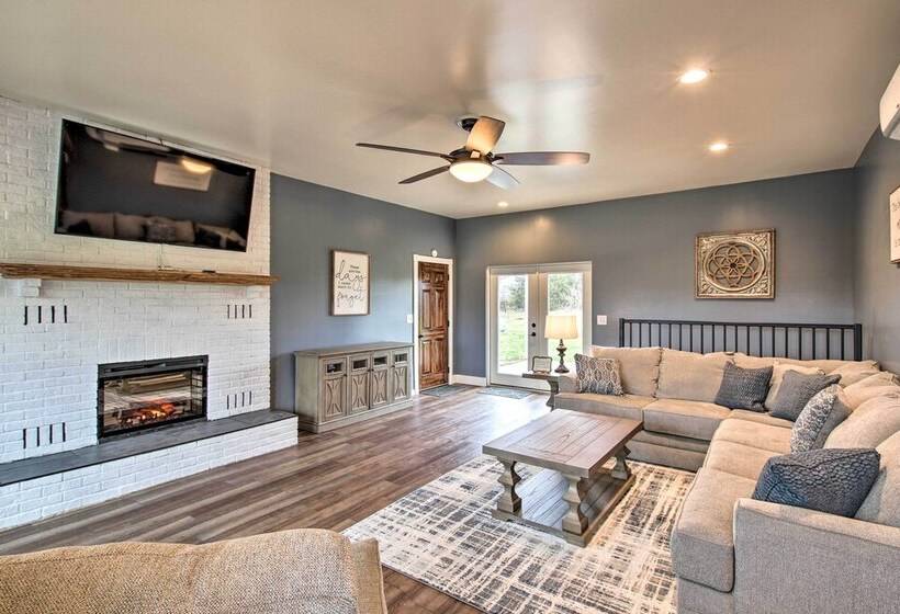 Chic Ste Genevieve Home W/ Nice Interior Amenities