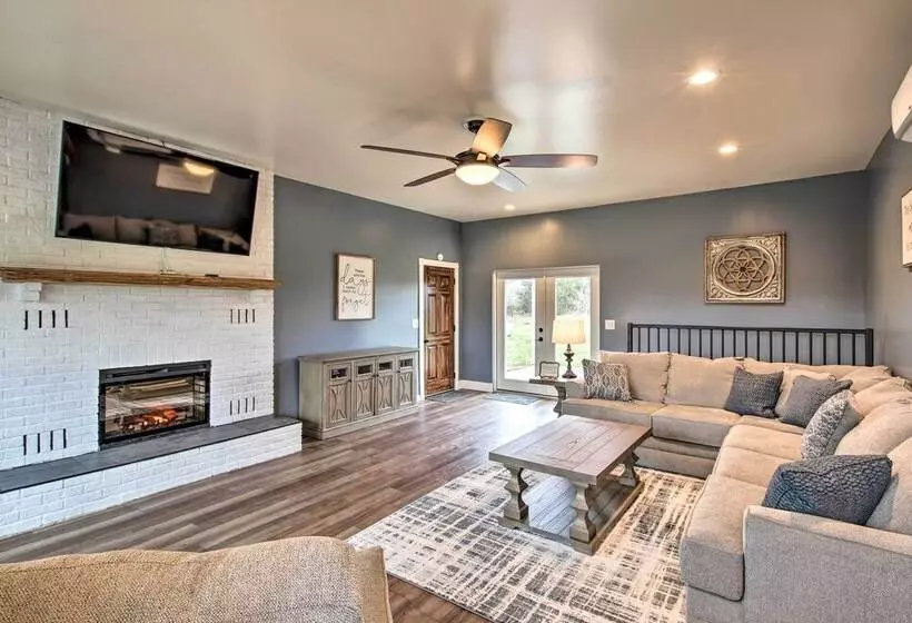 Chic Ste Genevieve Home W/ Nice Interior Amenities