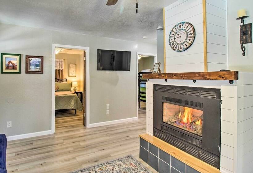 Cozy Lakeside Cabin: Walk To Rainbow Lake!