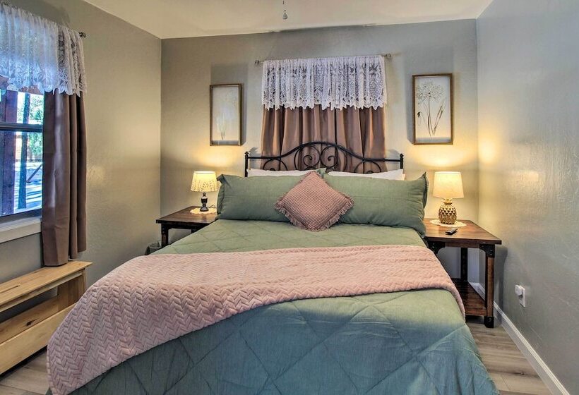 Cozy Lakeside Cabin: Walk To Rainbow Lake!