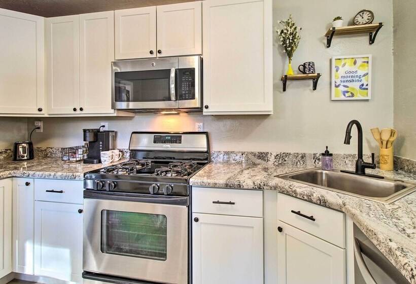 Cozy Lakeside Cabin: Walk To Rainbow Lake!