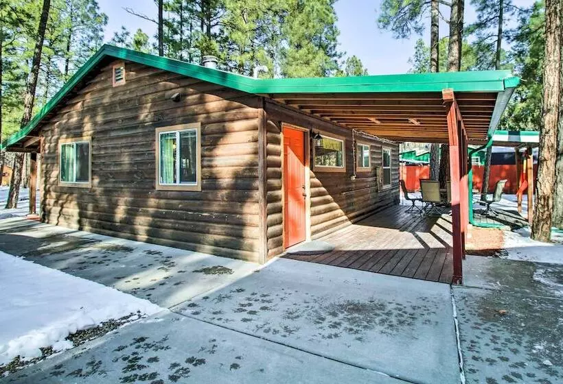 Cozy Lakeside Cabin: Walk To Rainbow Lake!