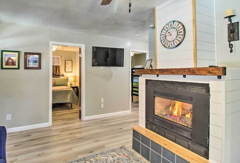 Cozy Lakeside Cabin: Walk To Rainbow Lake!