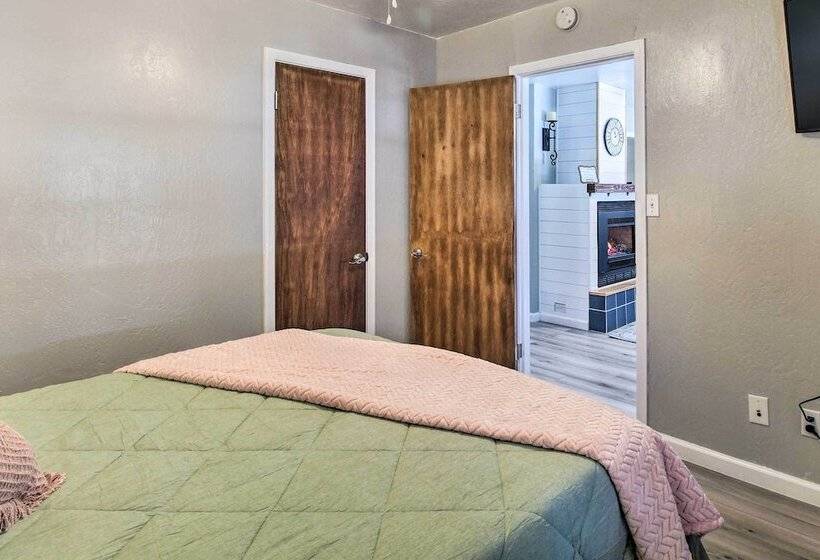 Cozy Lakeside Cabin: Walk To Rainbow Lake!