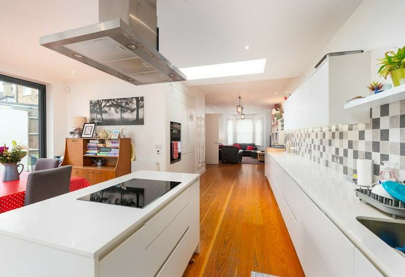 Delightful Family Home With Garden In Balham By Underthedoormat