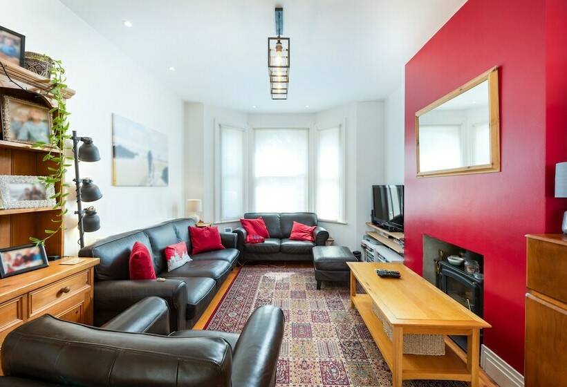 Delightful Family Home With Garden In Balham By Underthedoormat