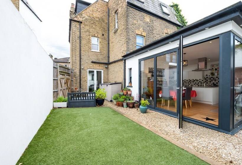 Delightful Family Home With Garden In Balham By Underthedoormat