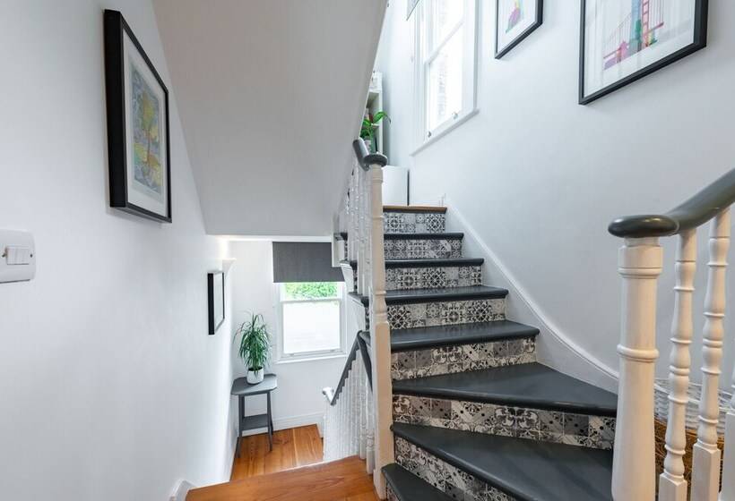 Delightful Family Home With Garden In Balham By Underthedoormat