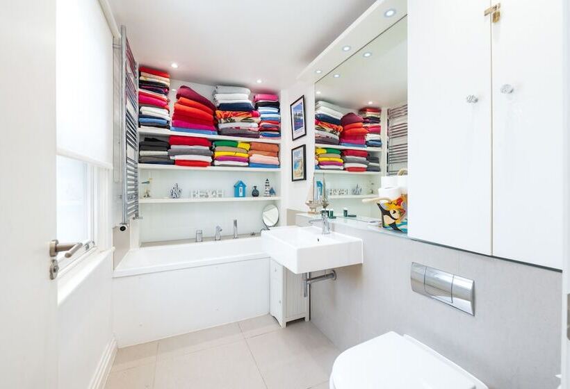 Delightful Family Home With Garden In Balham By Underthedoormat