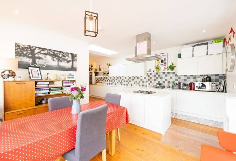 Delightful Family Home With Garden In Balham By Underthedoormat