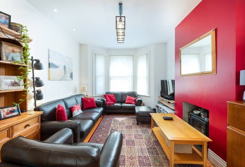 Delightful Family Home With Garden In Balham By Underthedoormat