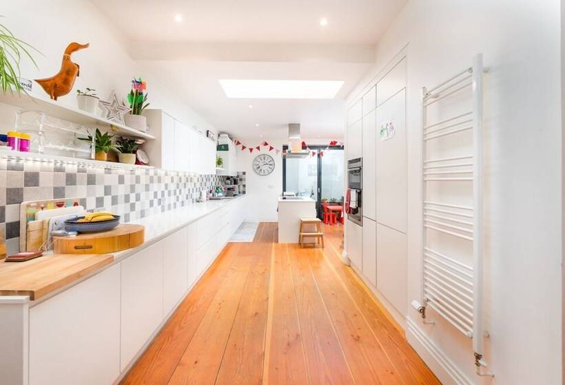 Delightful Family Home With Garden In Balham By Underthedoormat