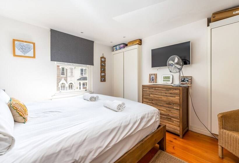 Delightful Family Home With Garden In Balham By Underthedoormat