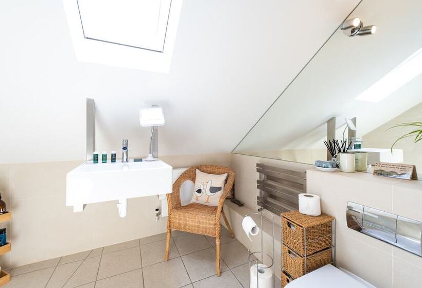 Delightful Family Home With Garden In Balham By Underthedoormat