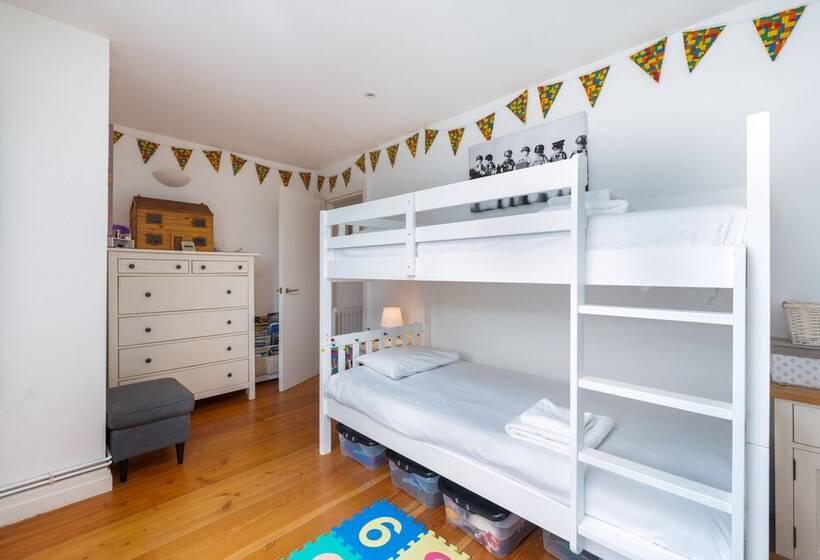 Delightful Family Home With Garden In Balham By Underthedoormat