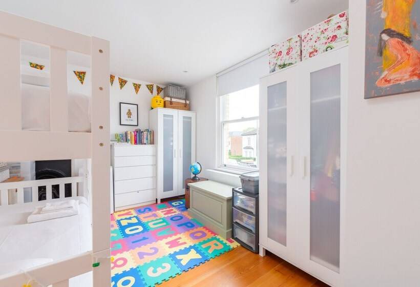 Delightful Family Home With Garden In Balham By Underthedoormat