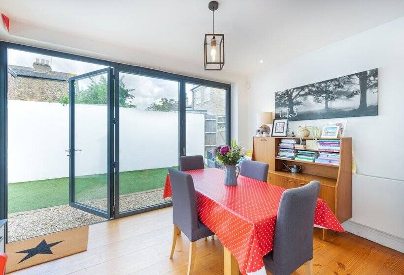 Delightful Family Home With Garden In Balham By Underthedoormat