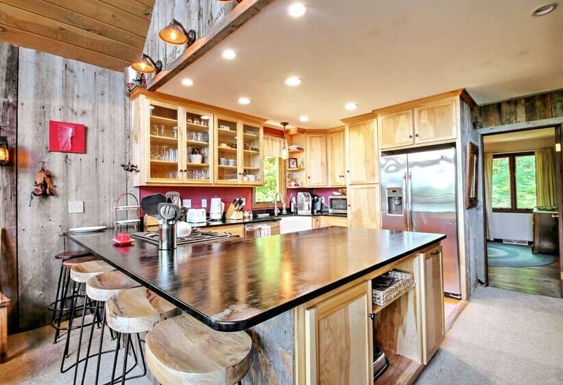 East Burke House W/ Deck < 3 Mi To Kingdom Trails!