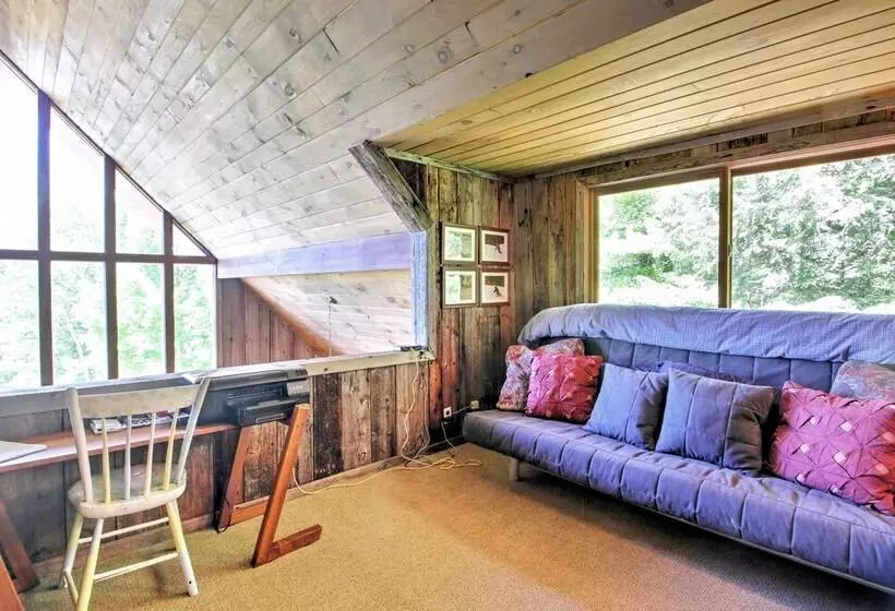 East Burke House W/ Deck < 3 Mi To Kingdom Trails!