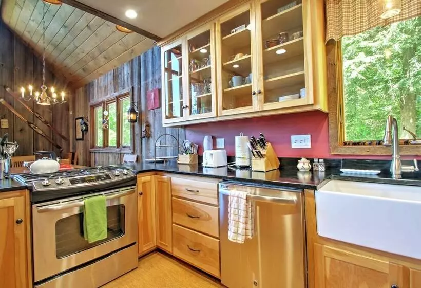 East Burke House W/ Deck < 3 Mi To Kingdom Trails!