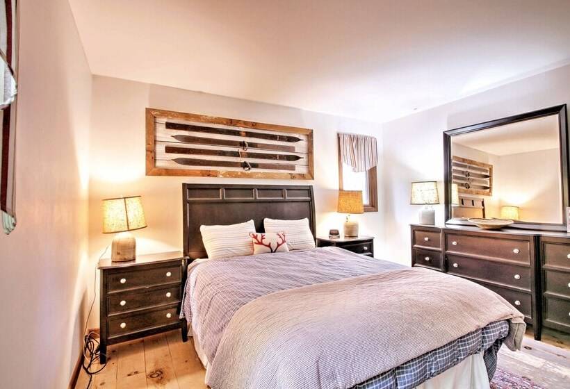 East Burke House W/ Deck < 3 Mi To Kingdom Trails!